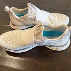 Tiem Slipstream Cycling Shoe with SPD Cleats in White (size 7.5)